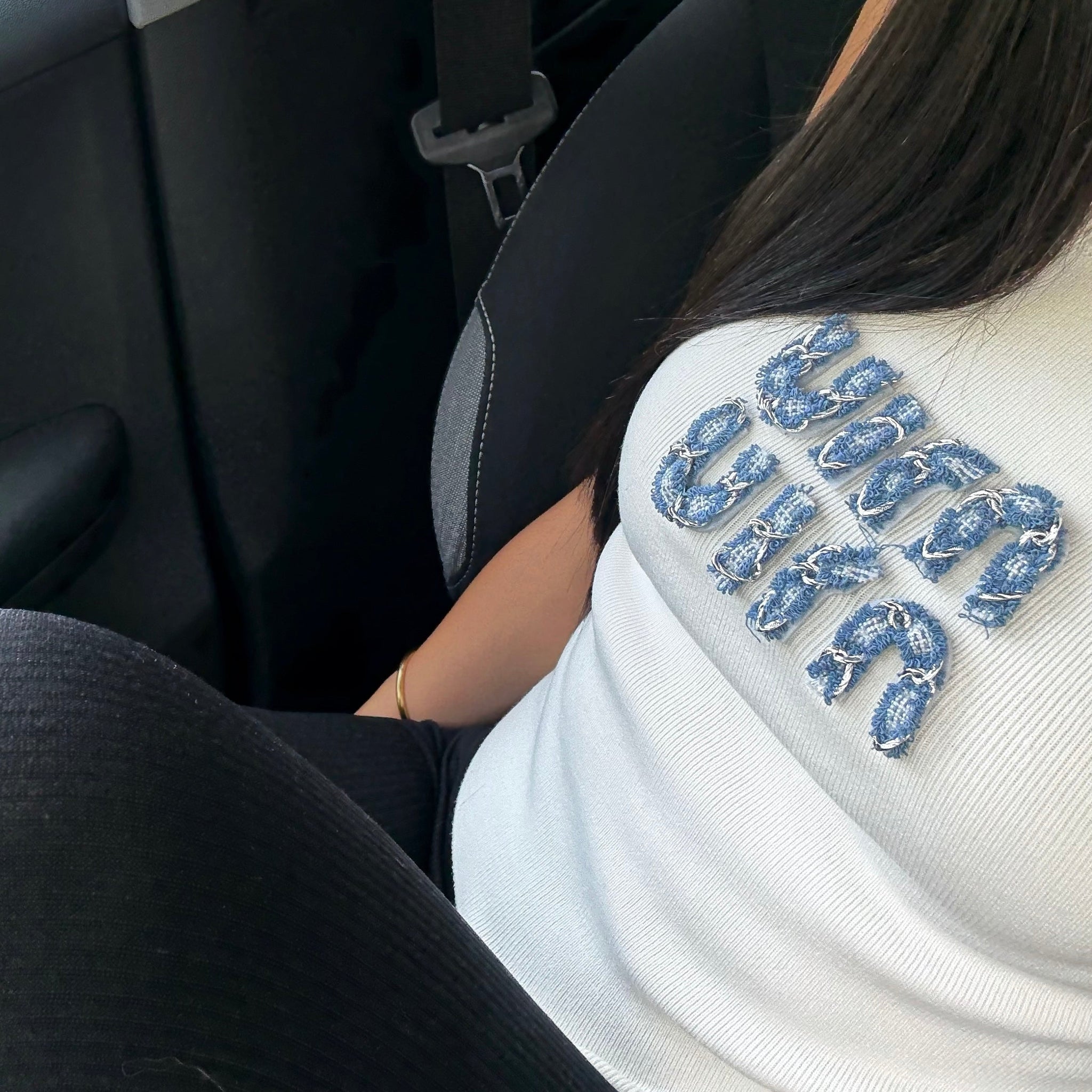 TOP BLANC COTELÉ AVEC LOGO BLEU