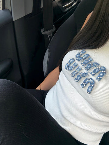 TOP BLANC COTELÉ AVEC LOGO BLEU