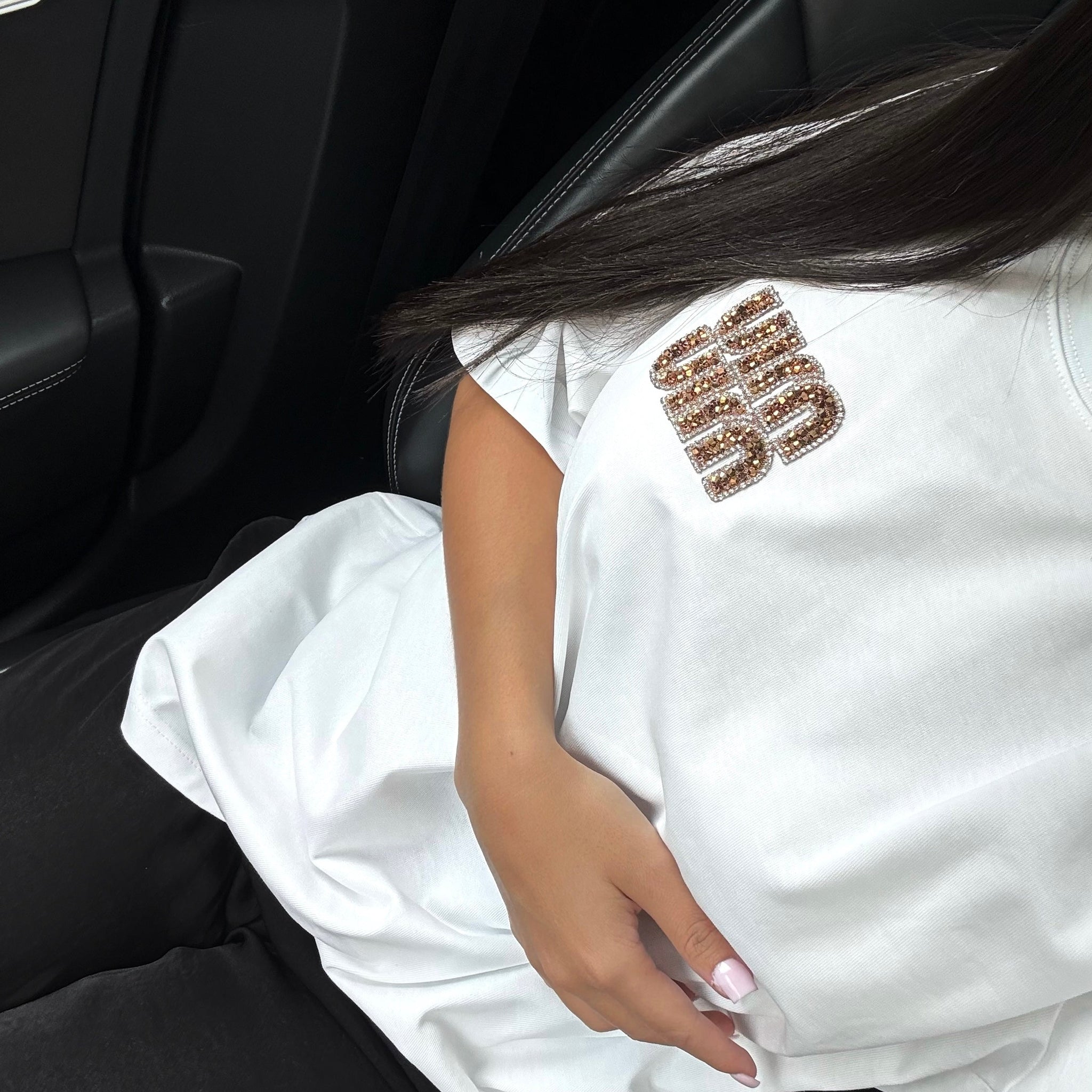 T-SHIRT BLANC AVEC LOGO DORÉ SCINTILLANT