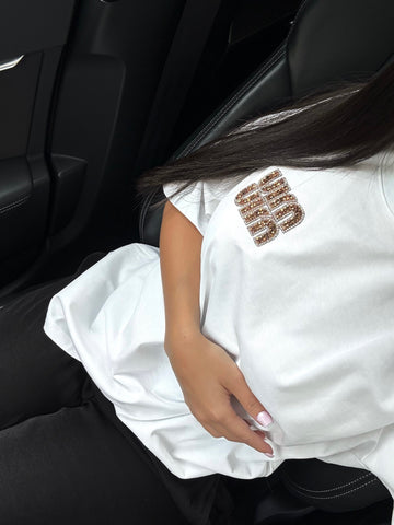 T-SHIRT BLANC AVEC LOGO DORÉ SCINTILLANT