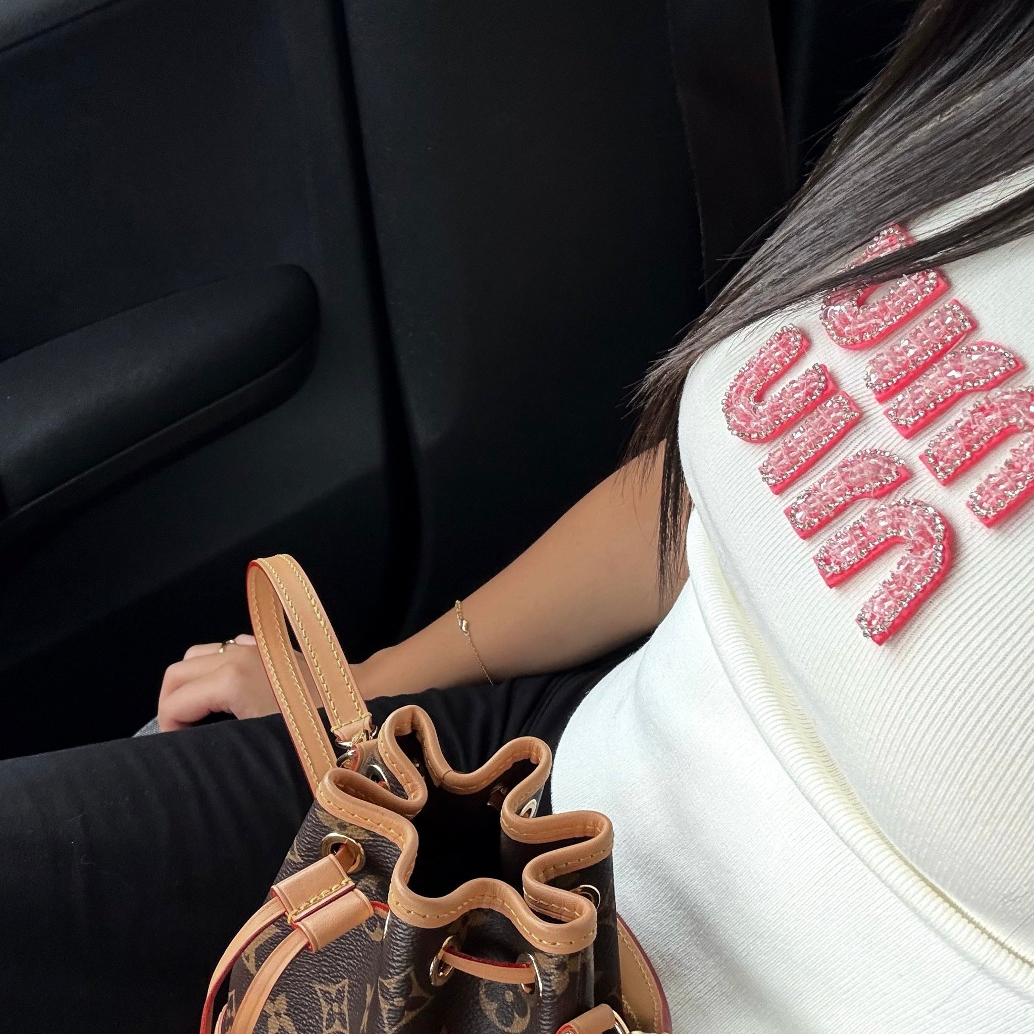 TOP BLANC COTELÉ AVEC LOGO BRODÉ ROSE