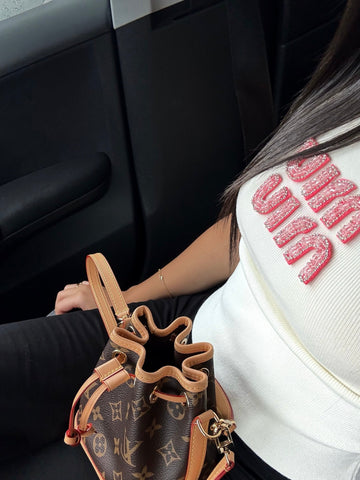 TOP BLANC COTELÉ AVEC LOGO BRODÉ ROSE